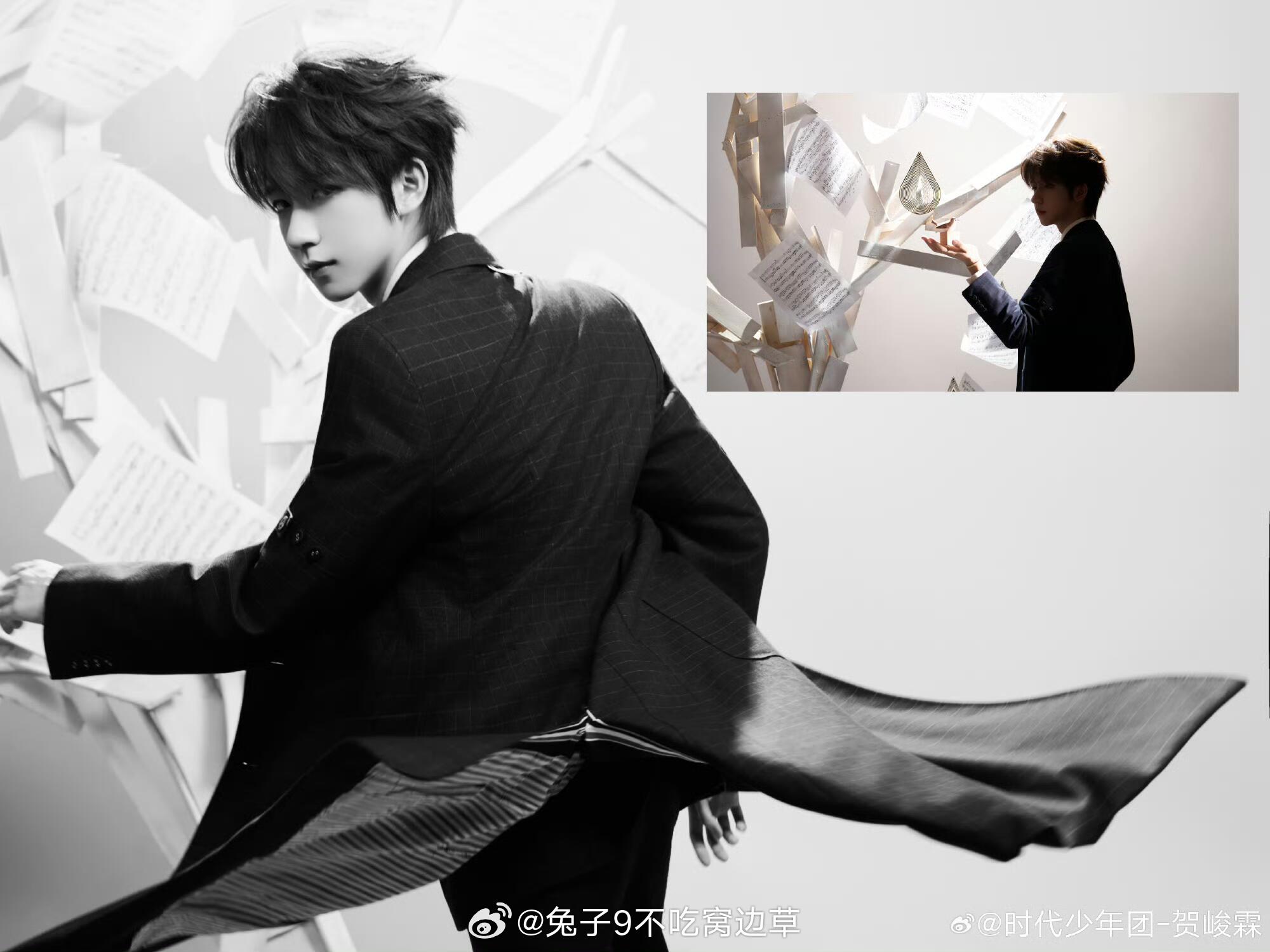 长筷子夹乒乓球本来就不轻松，贺峻霖一次成功。更抓眼的是他一边走路一边回答问题，小