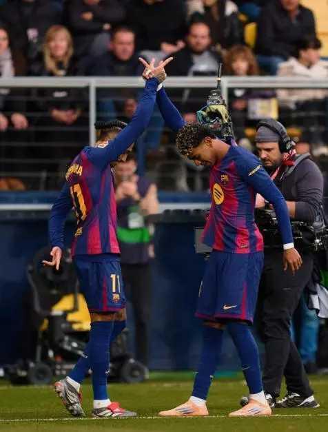 亚马尔破门+造红牌，巴萨2-0送黄潜主场首败，8连胜领跑积分榜 上赛季在弗里克率