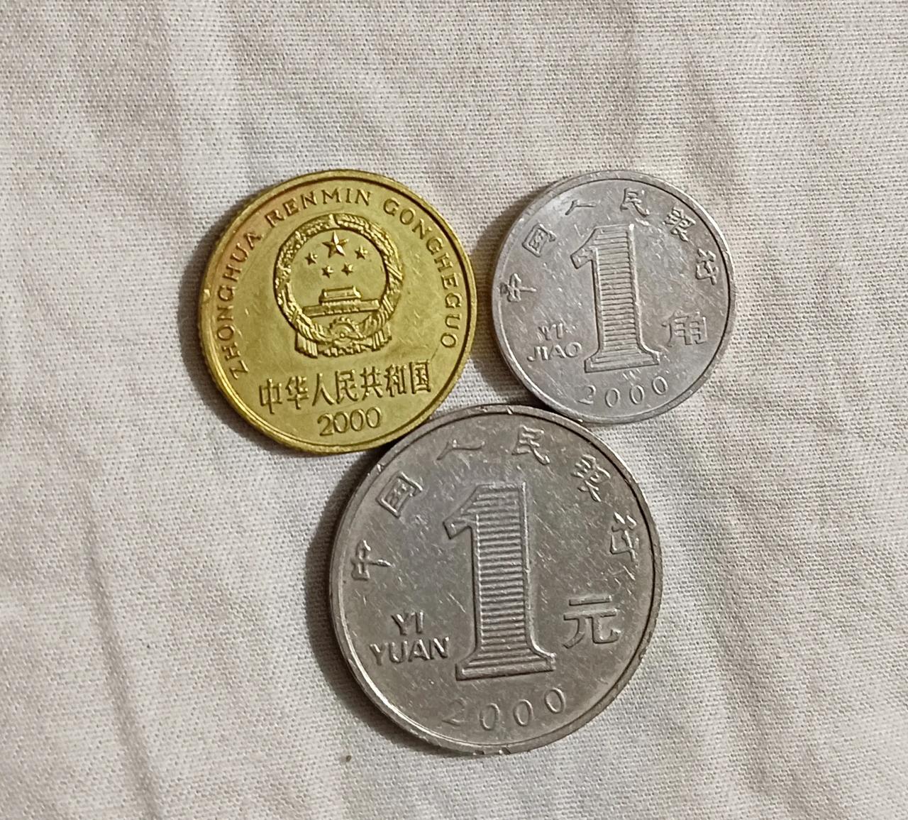 三枚2000年的硬币，一枚梅花五角是老三花之一。其余两枚都是新三花。

它们都有