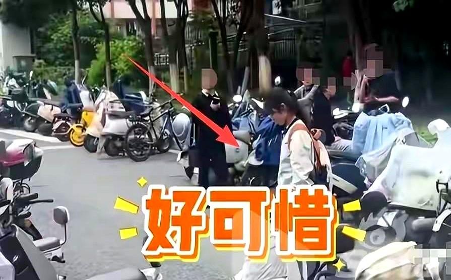 6月8日下午高考英语考试，江西南昌一名成绩优异。
妈妈火急火燎地把证送到，按规矩