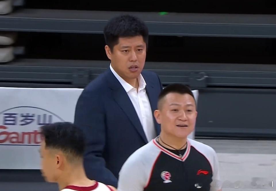 潘江教练……被罚出去了……这场比赛真刺激深圳男篮VS山西男篮