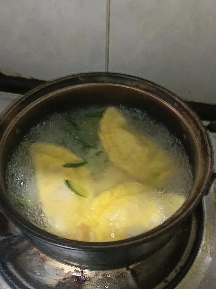 今天中午简单点，做两个素菜，烧个黄瓜蛋角汤！黄瓜炒鸡蛋食谱