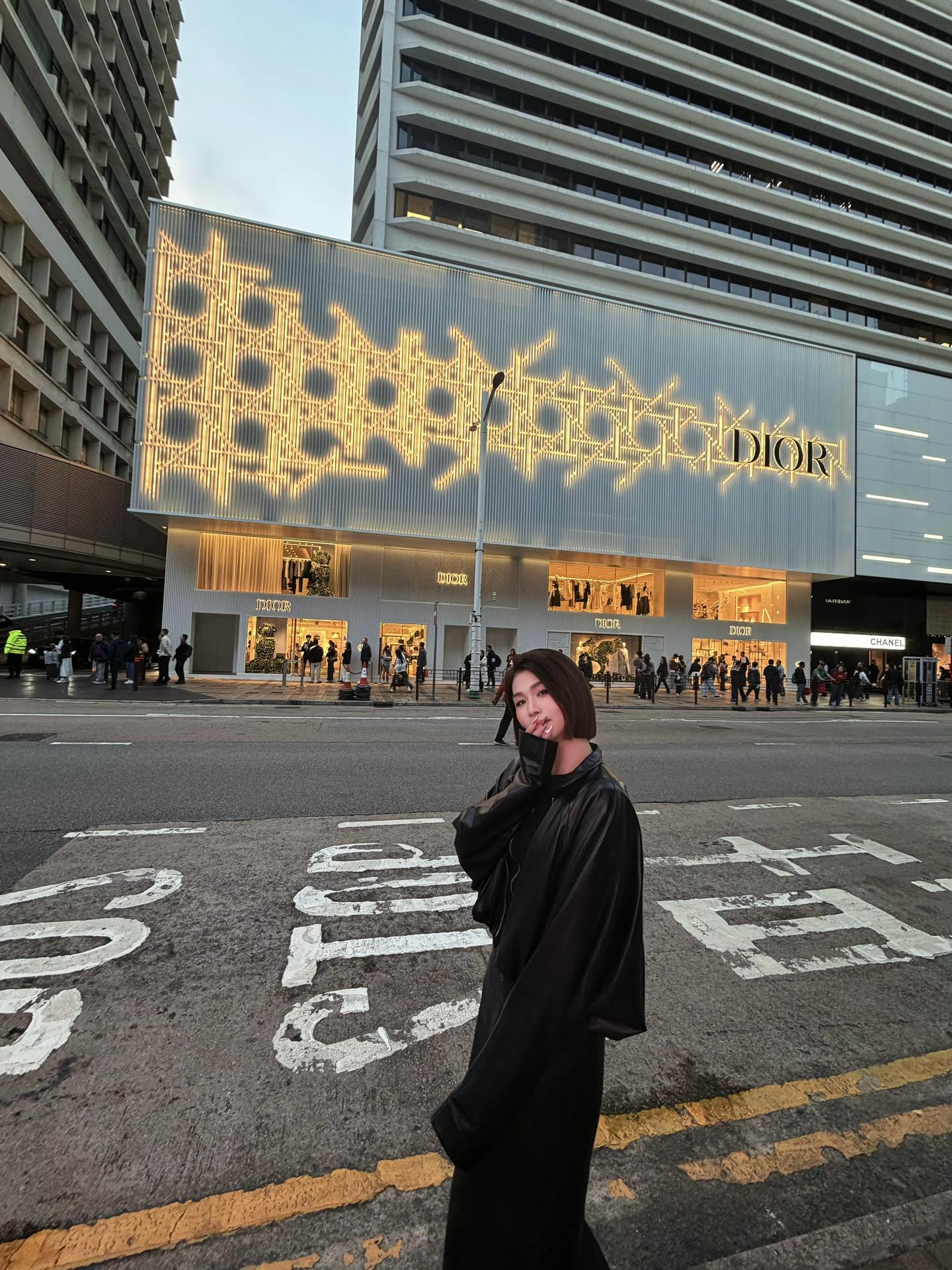 是四个孩子的母亲，是爸妈的小公主，也是自给自足的光！