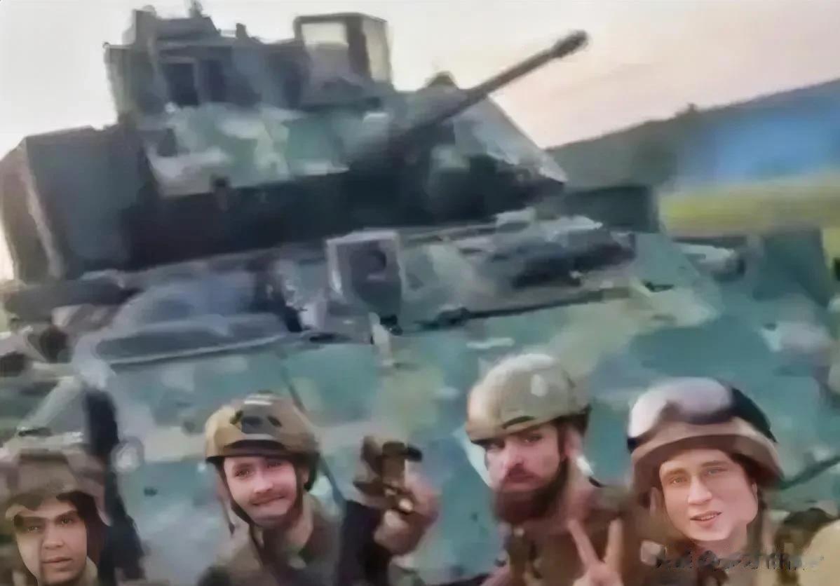 莫斯科士兵最近在扎波罗热地区缴获了一辆基辅的布雷德利步兵战车。
至少从表面上看，