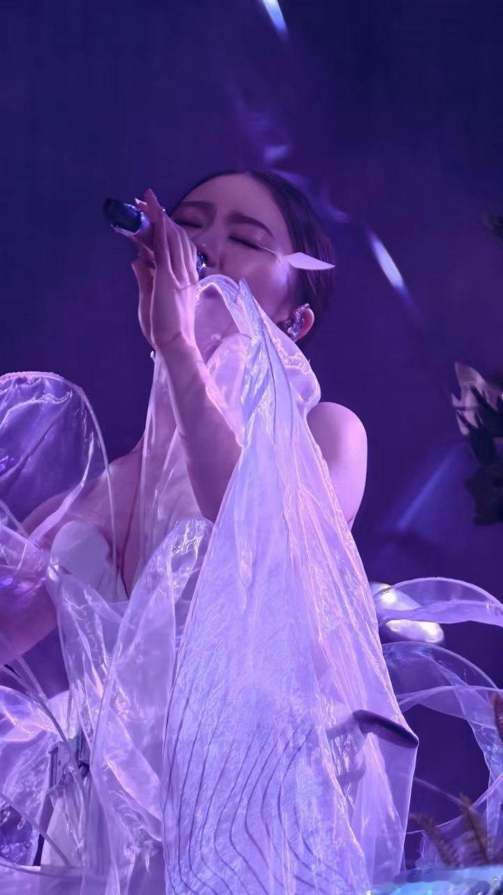 单依纯演唱会口碑单依纯大连演唱会评价 飞岛设计让每个区域的观众都能看见她，单依纯