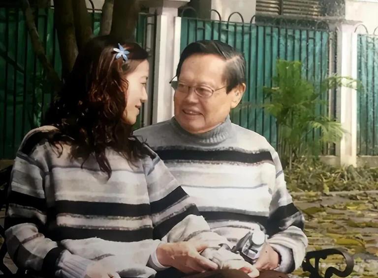 杨振宁与翁帆的爱情真的是一部浪漫的罗曼史，两人相差50多岁，能够走在一起，相依相