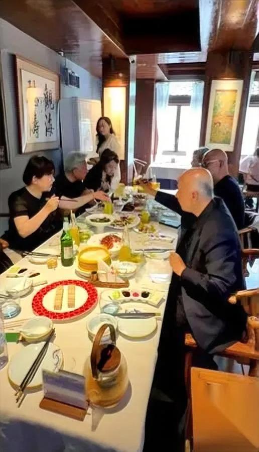 北京这老板娘

真的太会了

黄仁勋在她楼下那事儿你知道不？

当时朋友一个电话
