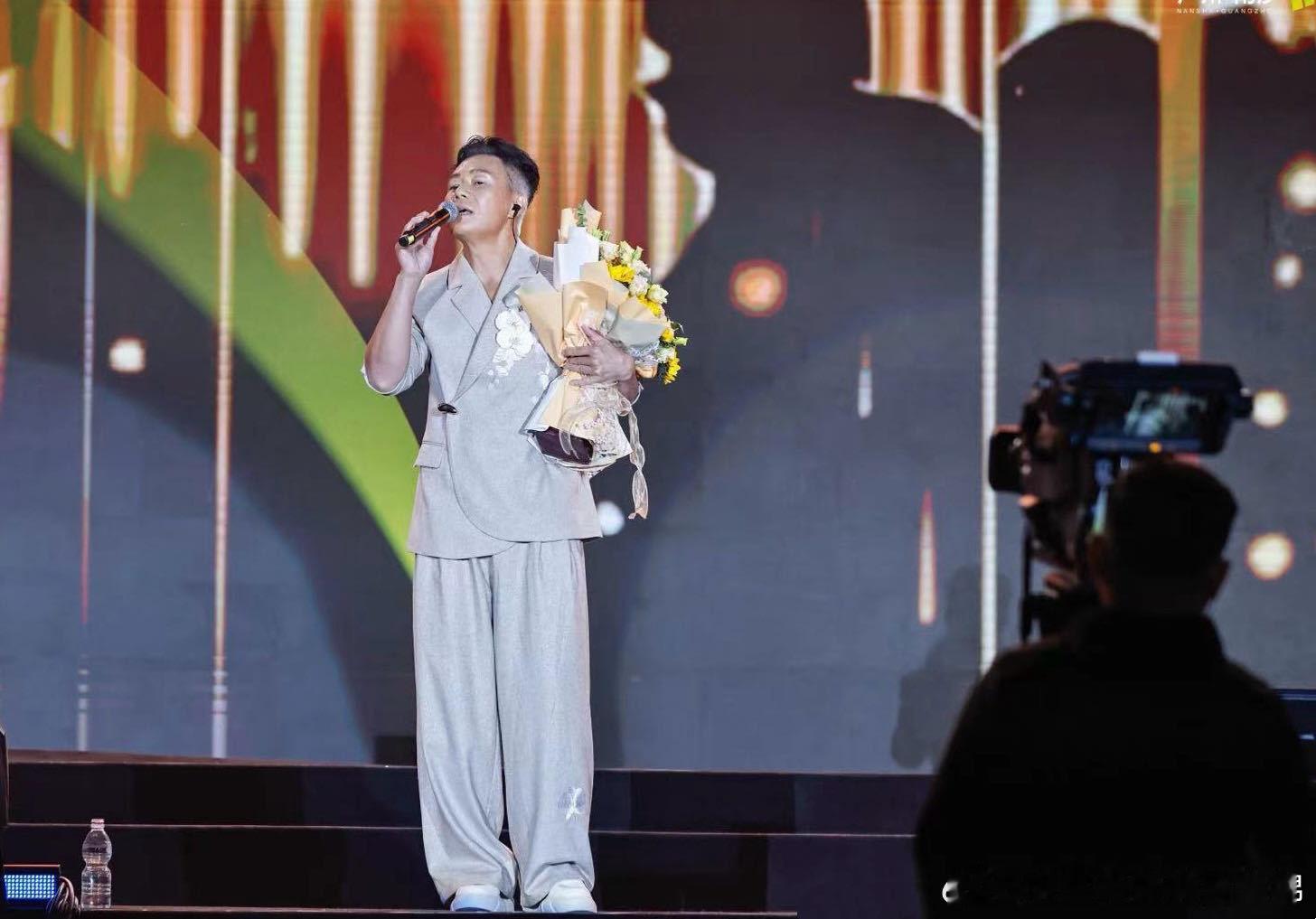 张兆辉南沙开唱宠粉无极限 百人铁粉挤爆酒店 一位美女助手竟成全场焦点 