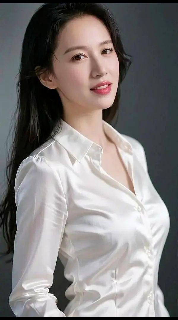 白衬衫的优雅，是独立女性的无声宣言。光滑的绸面在光线下闪烁，仿佛诉说着自信与从容