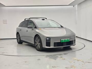 教授试乘了一下理想i6
理想i6只有一个配置，不复杂。这台车选配了后排娱乐屏、空