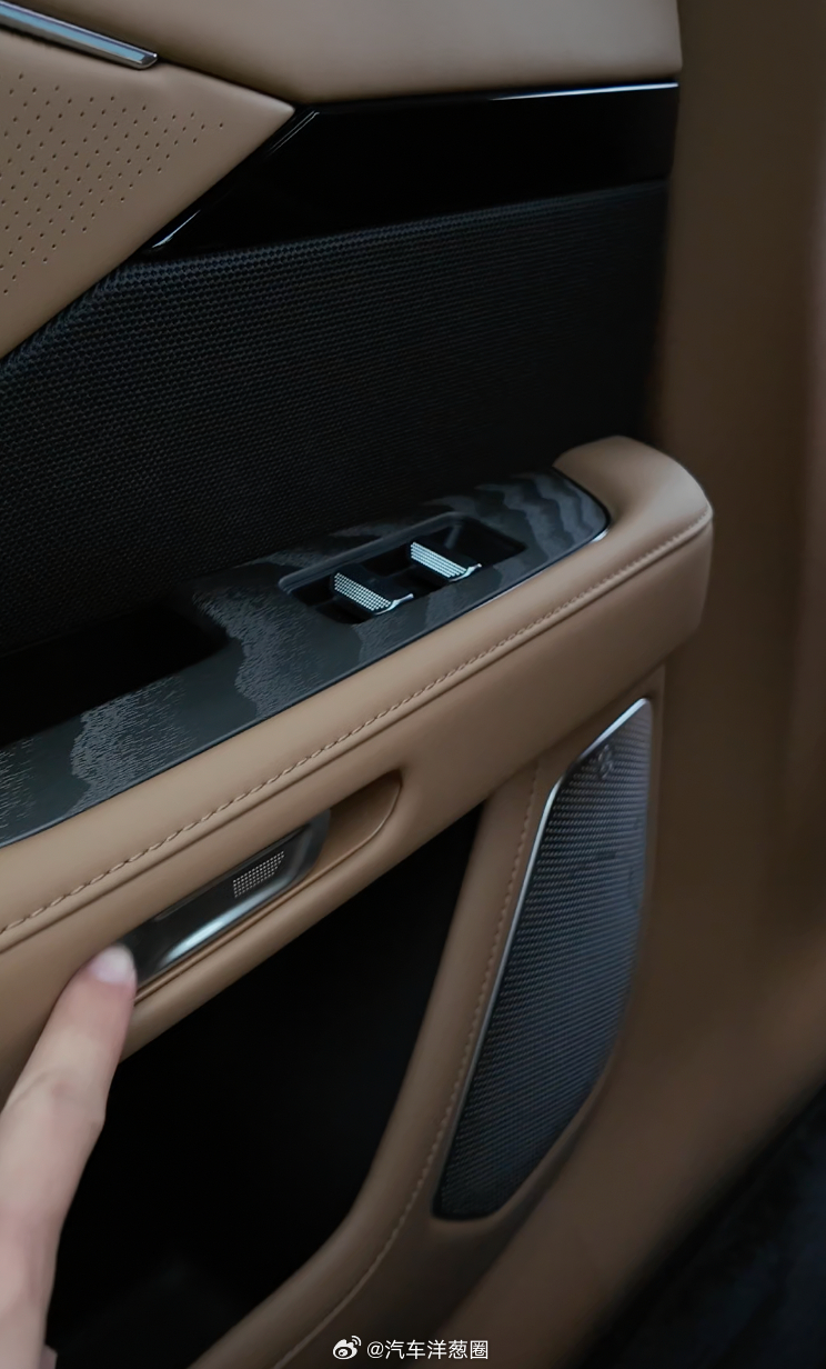 挺喜欢铂智7的门把手设计车门外 半隐藏式式的造型轻扣可以电控开门使劲向上提 也可