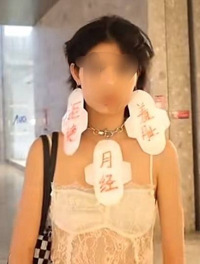 没有重女轻男只是回归正常她们这么除了这个性别议题就不会讲脱口秀了。。。。或者说她