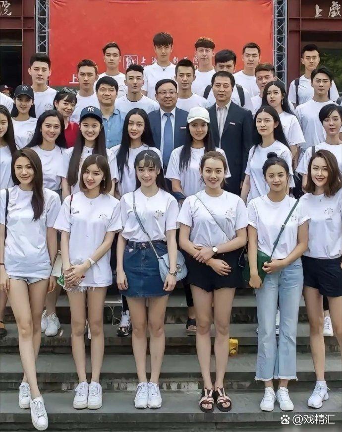 田曦薇从小就是班花级别，这美貌不要太出众！ 