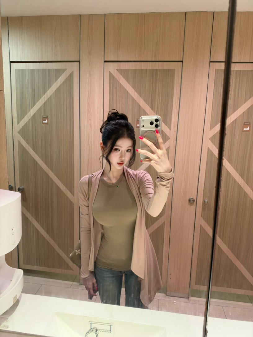 不开玩笑了，今天真是瞎搭的。。纯叠穿 ​​​