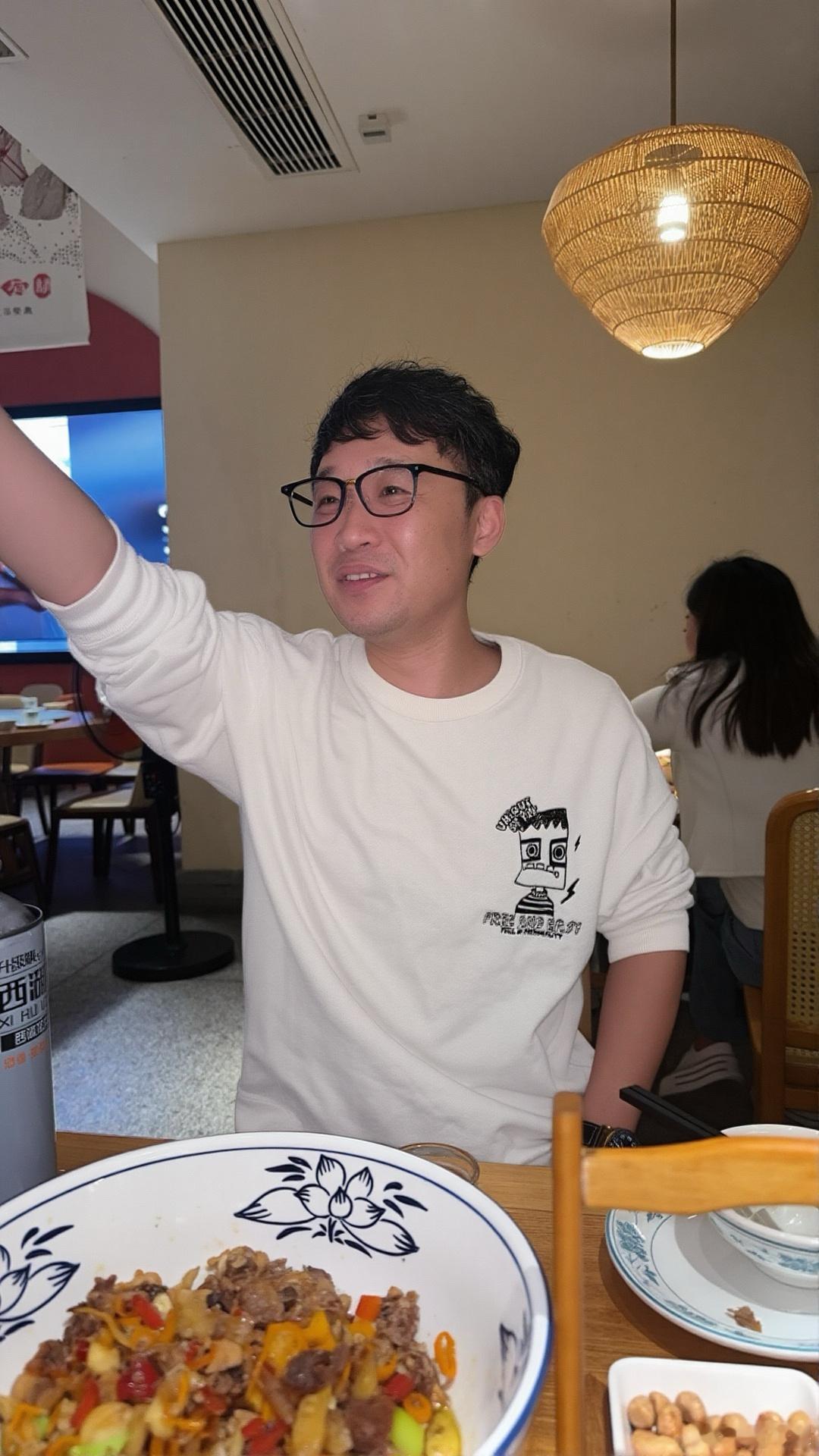 今天在西安偶遇我们沿着城墙根儿骑行，突然看到路边有位老人摔倒了，周围人有点犹豫不