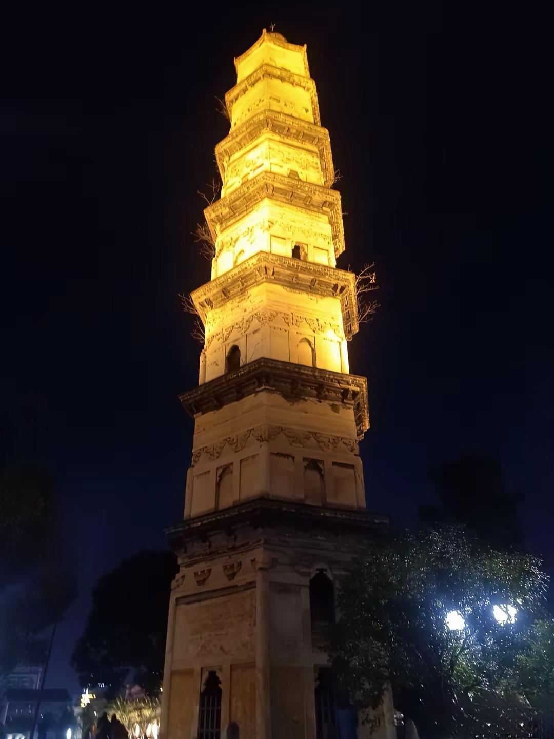 绍兴城市广场就叫“城市广场”
，有大善塔，有大剧院，有北纬30度馆，有地铁1号线