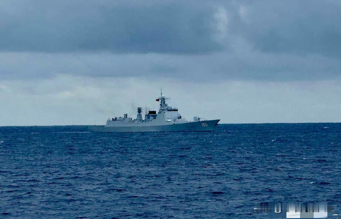哈哈哈，美澳新菲四国海军南海联合演习，我方的一艘052D湛江舰直接强行加入，近距