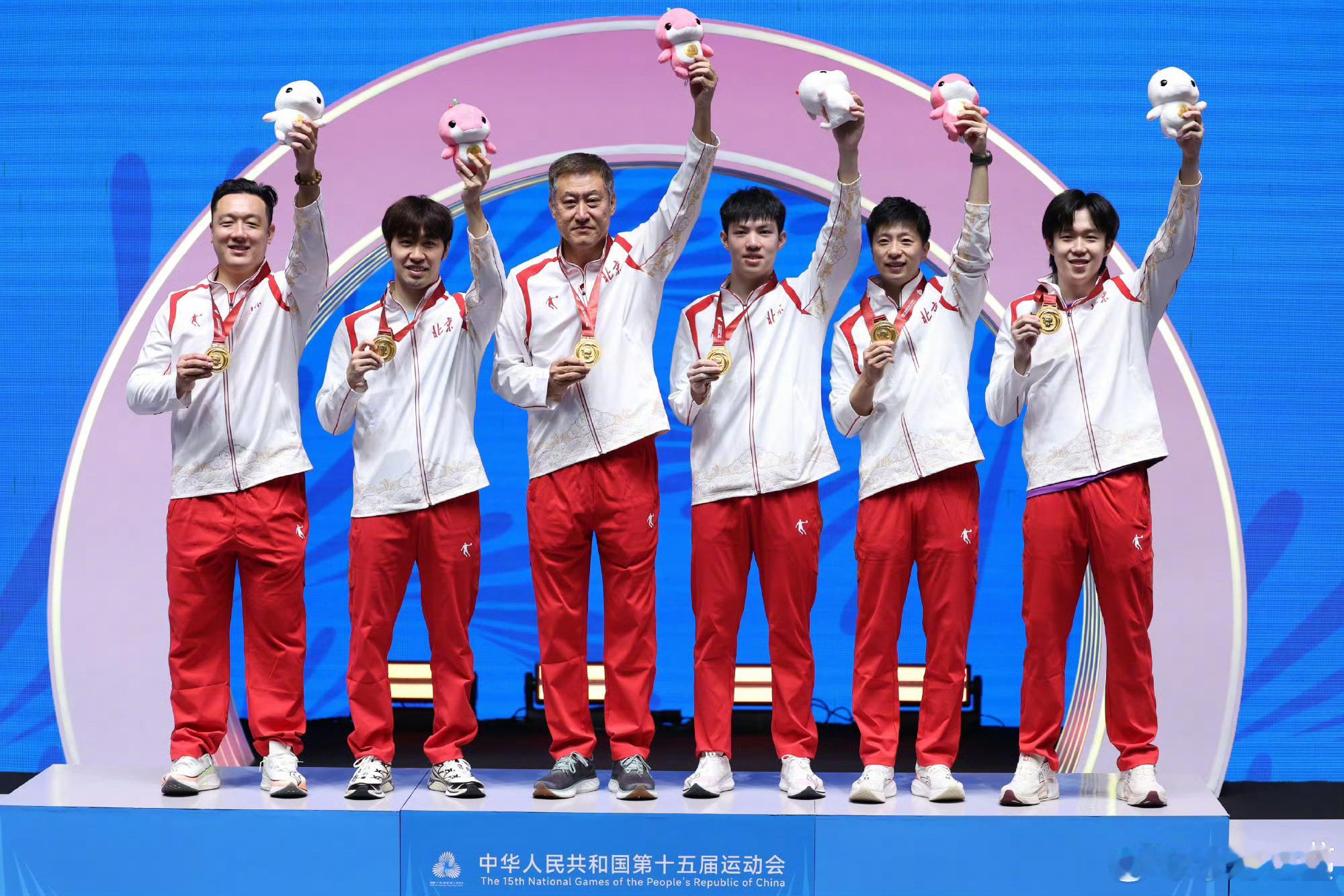 一代传奇终于圆满了，恭喜龙，恭喜北京队，实现了京队32年的神话传奇，我们不说再见