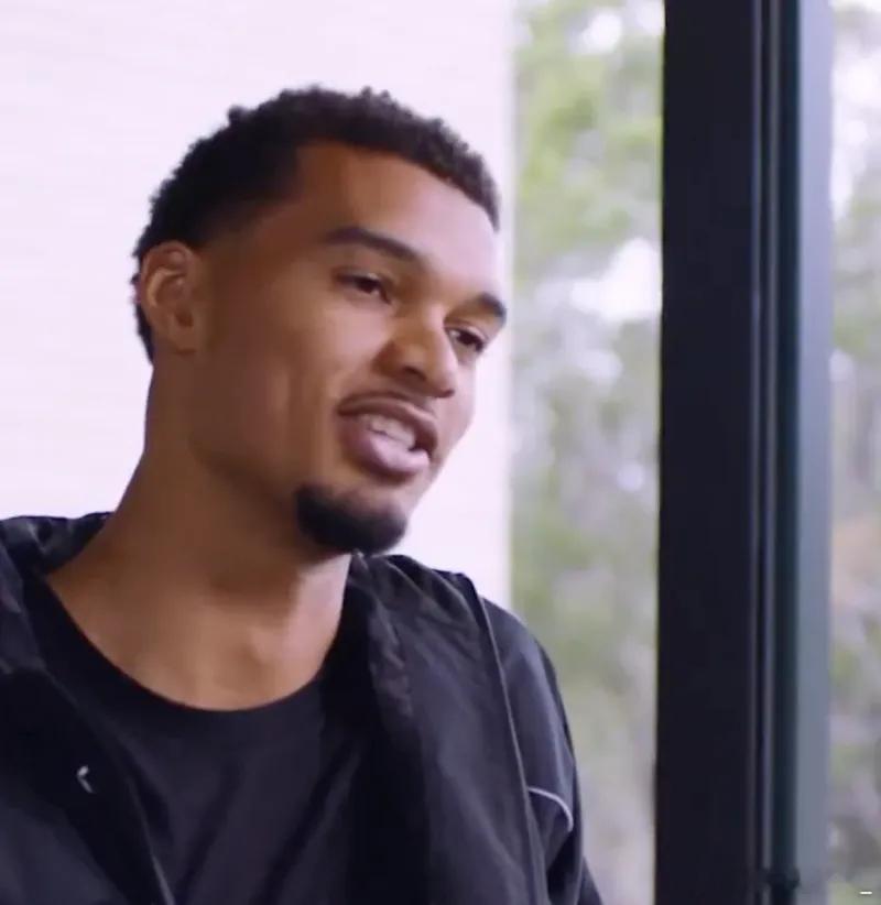 明日NBA杯半决赛，马刺将对阵雷霆。文班亚马接受了记者采访，文班亚马表示：“约基