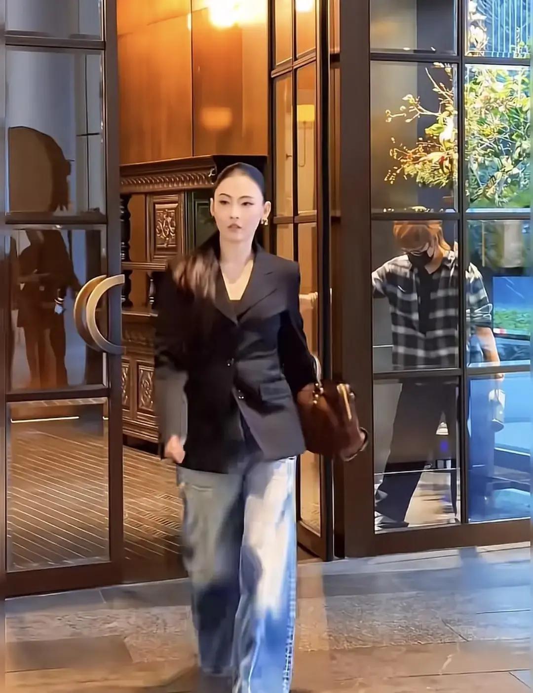 张柏芝那张脸从出道到现在几乎没崩过，我刷到她带俩儿子逛街的照片，素颜扛得住高清镜