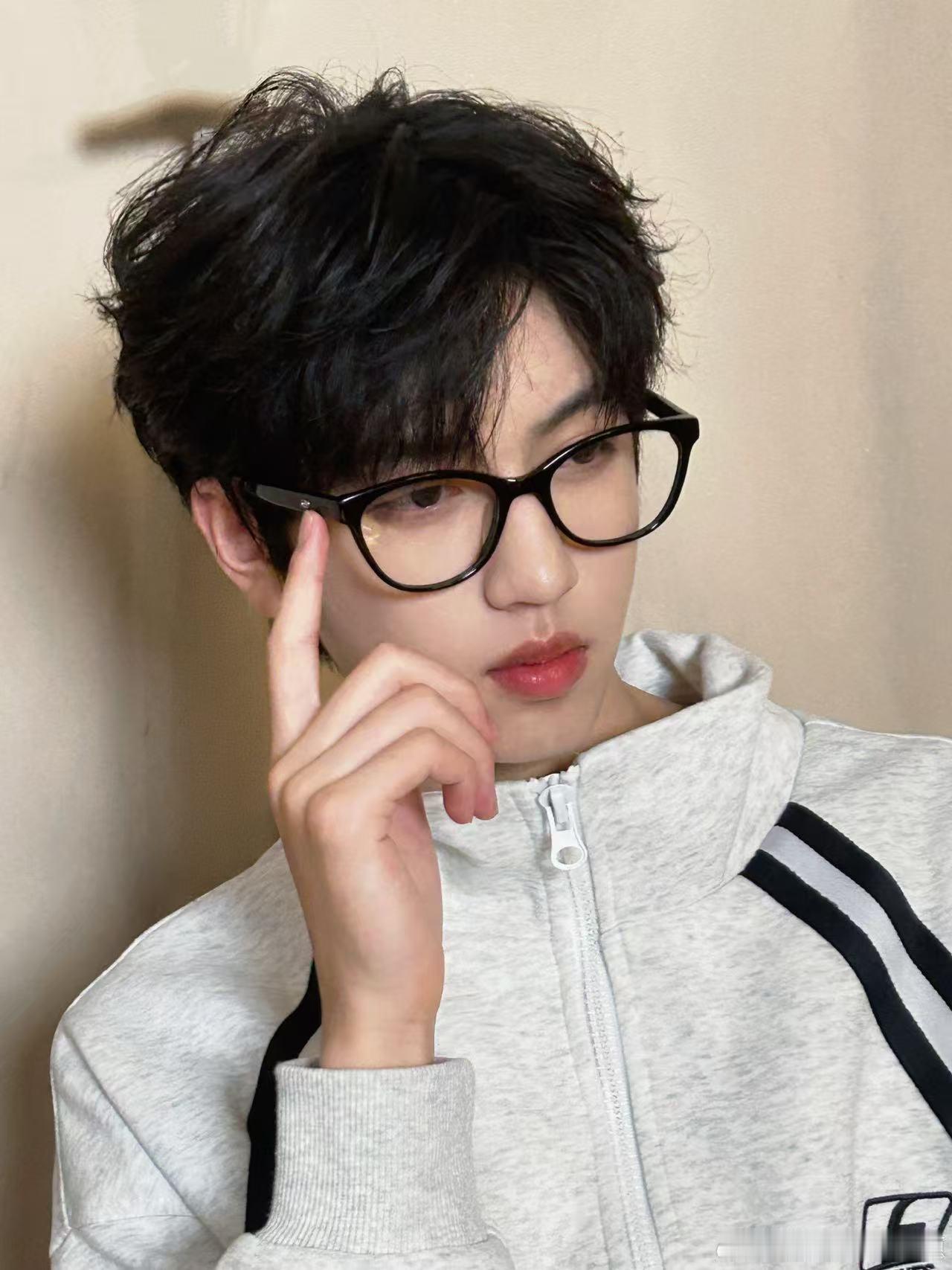 谁懂啊！张桂源的营业照杀疯了，少年气藏不住，成男感又直戳心巴[哇][哇][哇]张