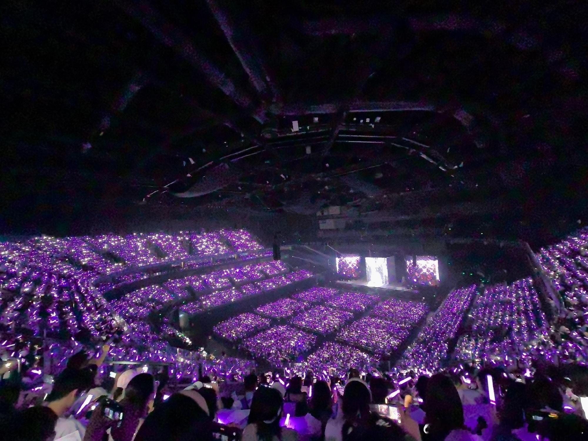 罗云熙演唱会现23元超低价票罗云熙晒视频演唱会座无虚席在现场，属于罗云熙的紫海很