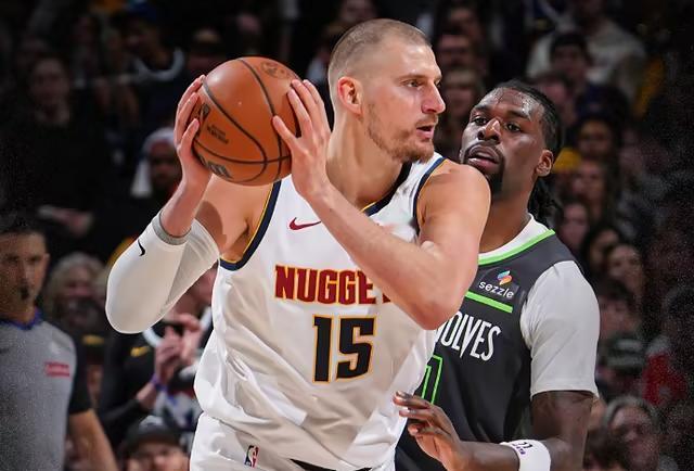 约基奇三双来到220次，距离历史第一威少的221次只差一场。季后赛22次，仅次于