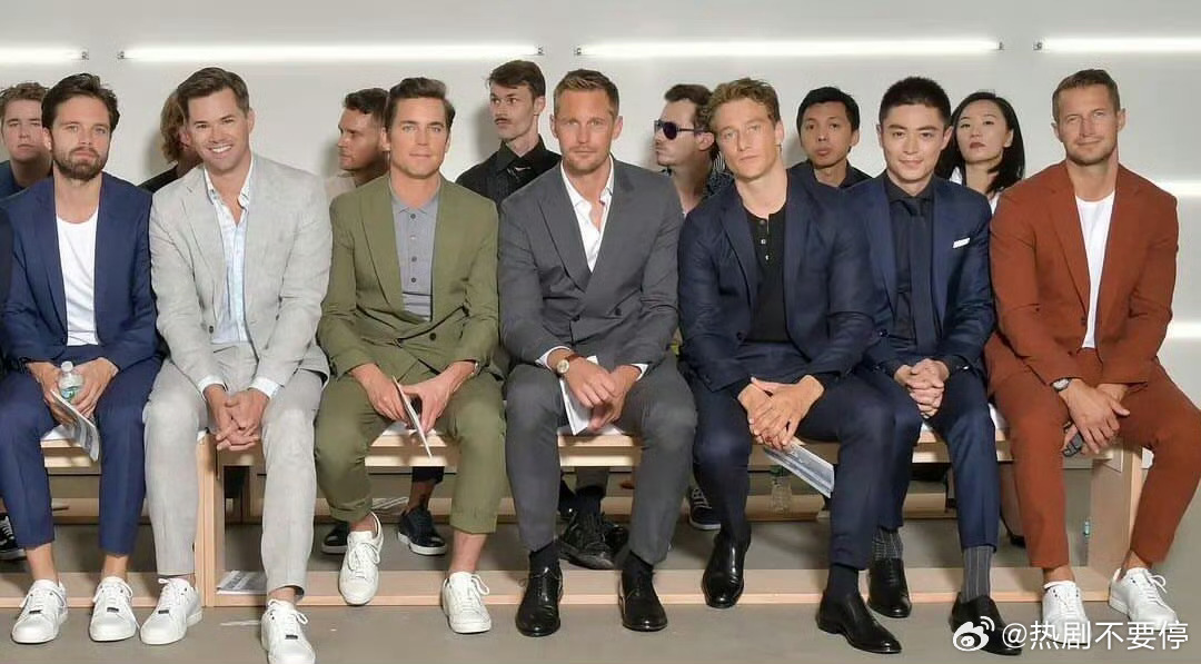 都说让霍建华也把腿岔开坐着但是这一幕突然让我想起，在地铁上左右两边都是岔开腿的人