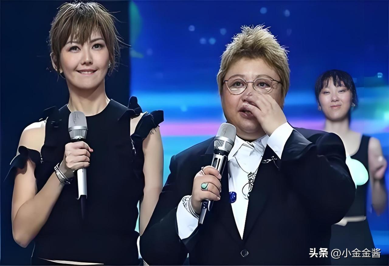 韩红，引发热议。

7月23日，54岁的韩红，冲上热搜，电影风波后，韩红再次发文