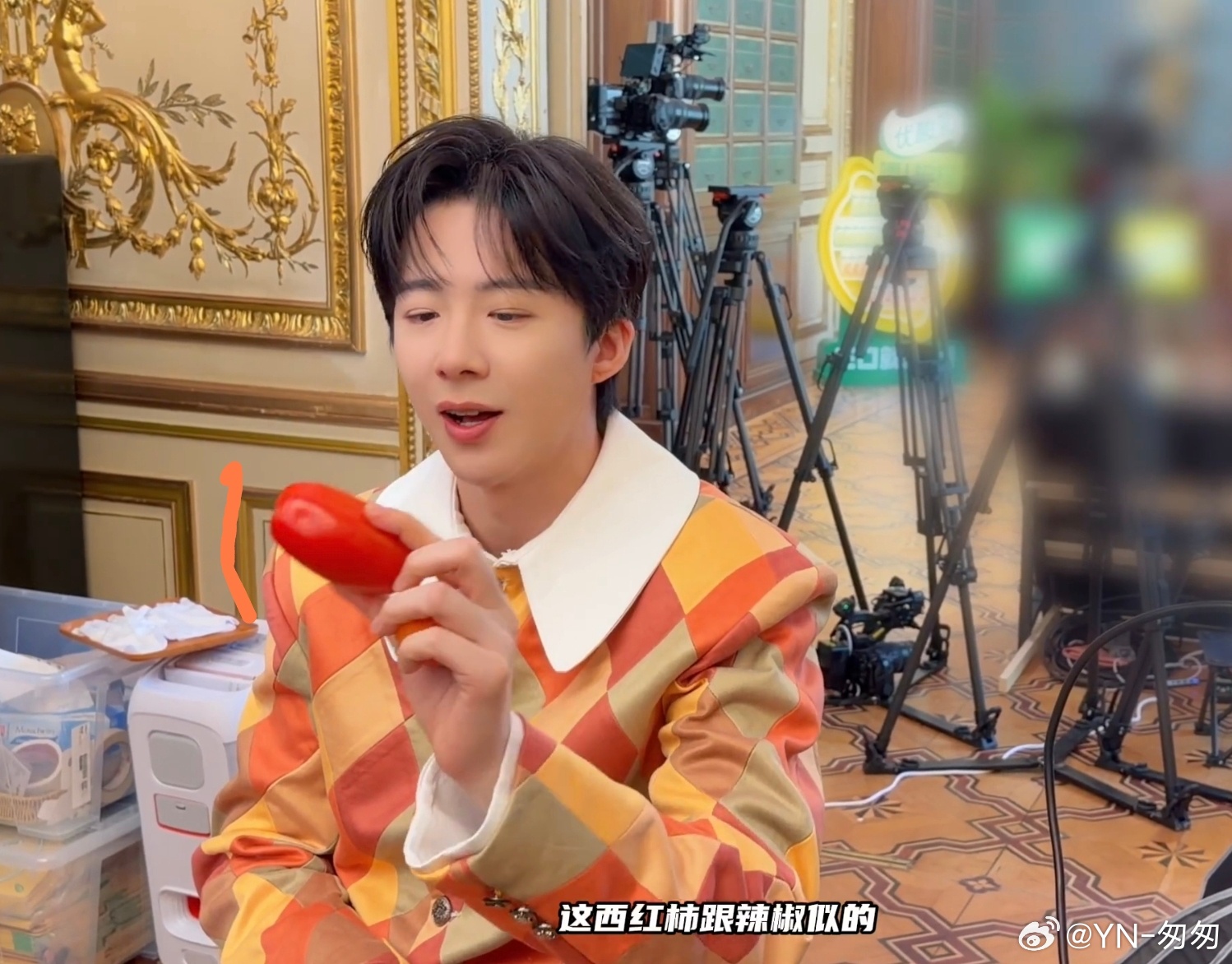 每次见刘宇宁边吃边评价就有一种“我替你们尝了”的感觉，绝对点评到位，有吃播那味儿