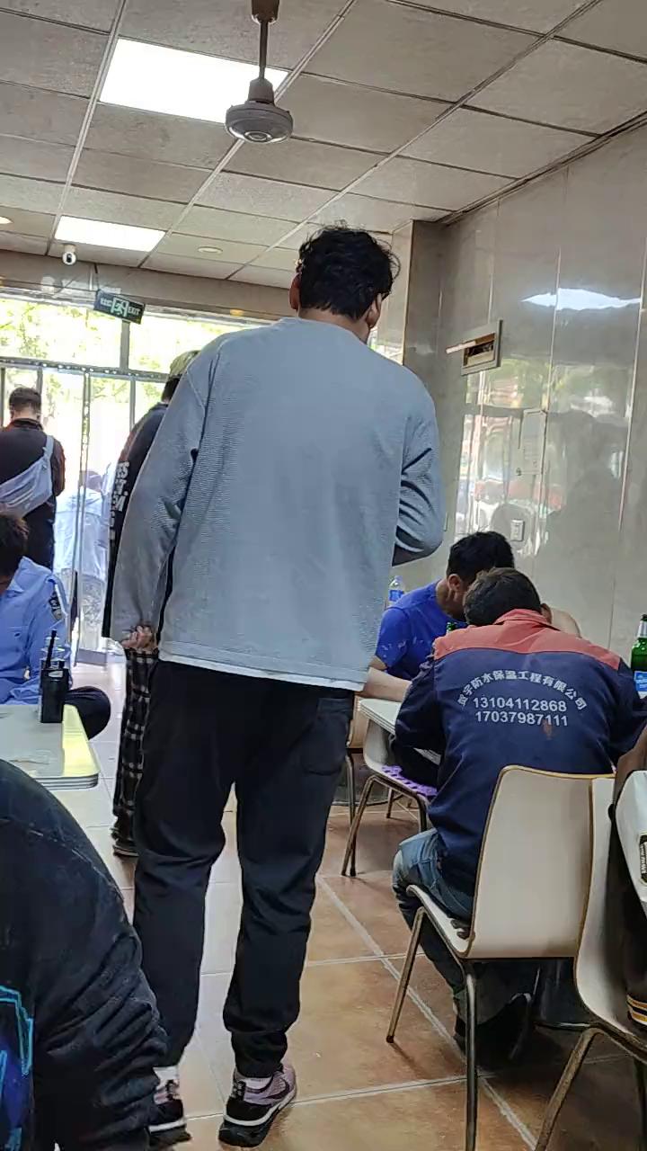 一个刀削，一个肉磨豆腐，两个不吃肉。