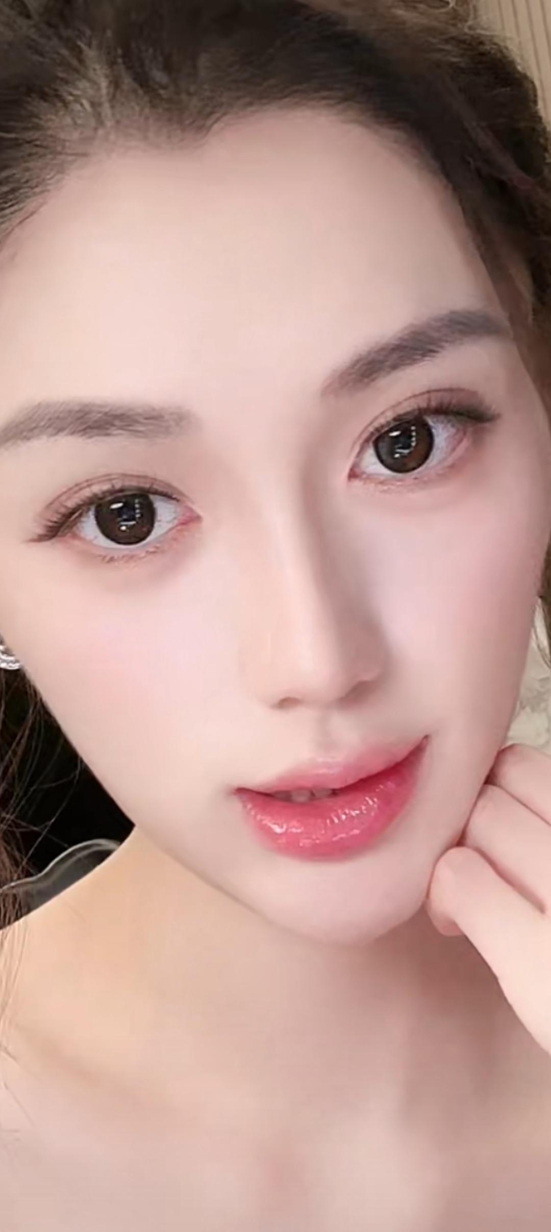 这个女孩眼睛好大好漂亮啊。