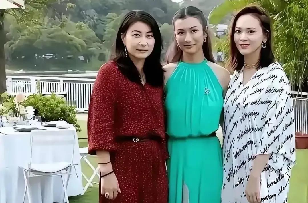 霍家三位儿媳罕见同框，一张宴会合影直接火遍网络。
难得齐聚镜头前，三种截然不同的