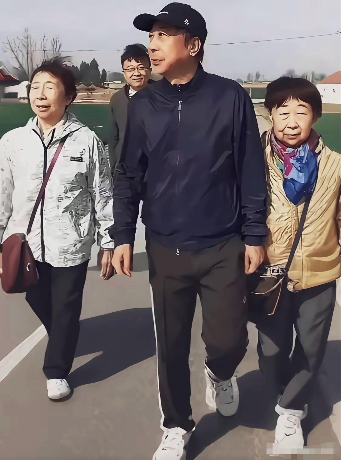 冯巩穿着休闲运动装，和姐姐们一起走在乡间小路上，和普通家庭出游的状态一样。
冯巩