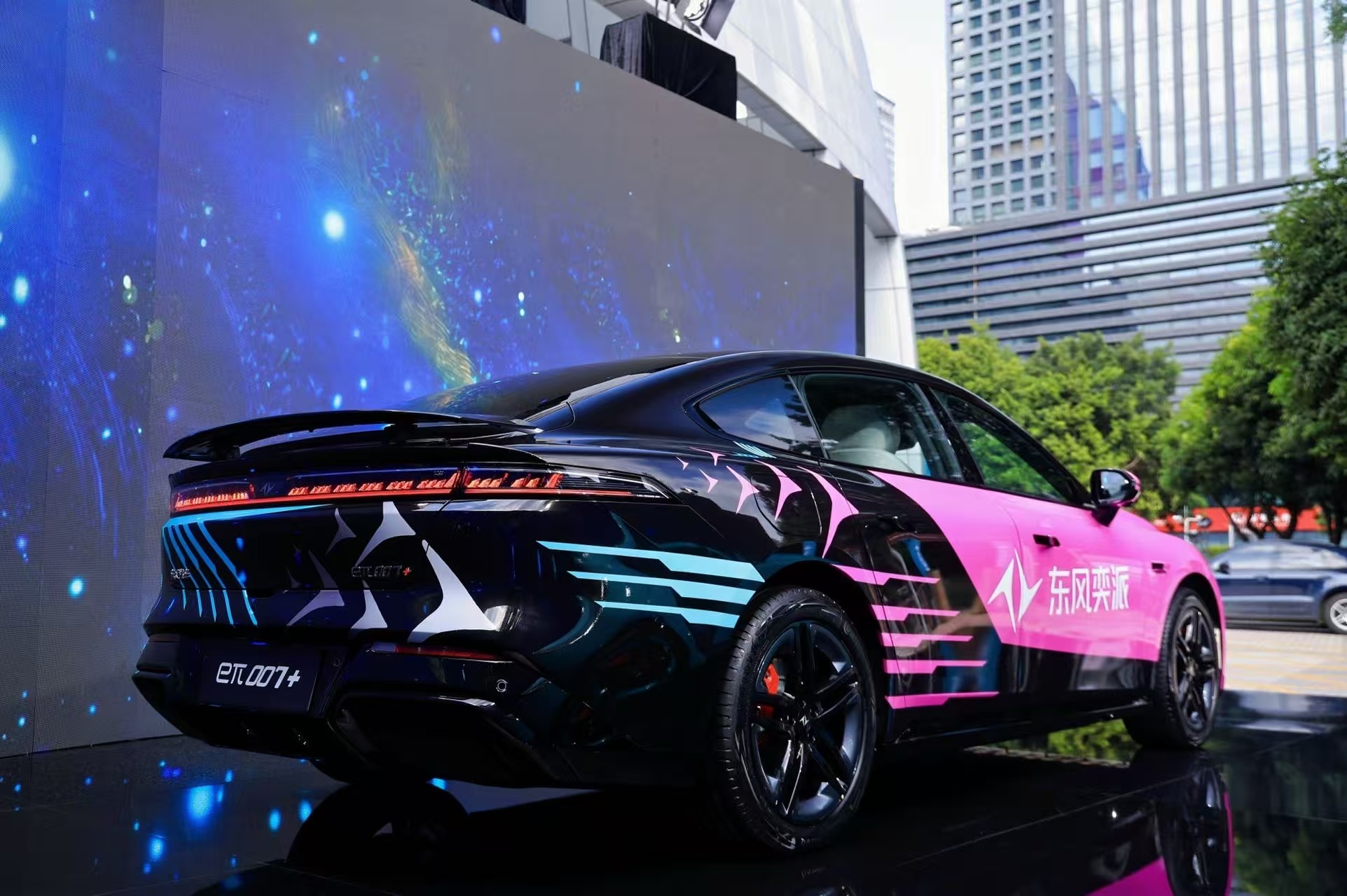 救命！eπ007+太懂年轻人的需求了！15.6英寸超清中控智慧屏支持3D车控桌面