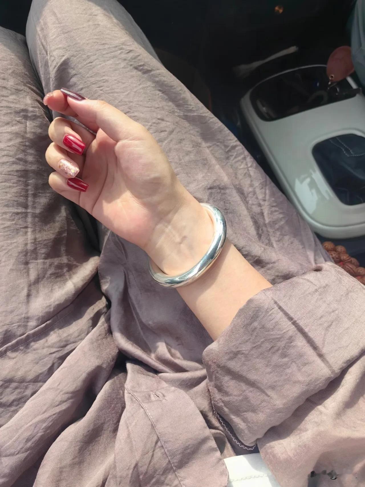 一觉醒来，世道变了。
一只30克的银镯子，标价干到了1250。
以前看不上的“破