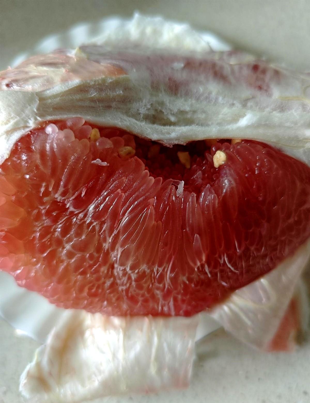 她80块洗双鞋，笑得比开豪车还亮堂。
单位发米，她拿塑料袋装得跟扛金条似的。
儿