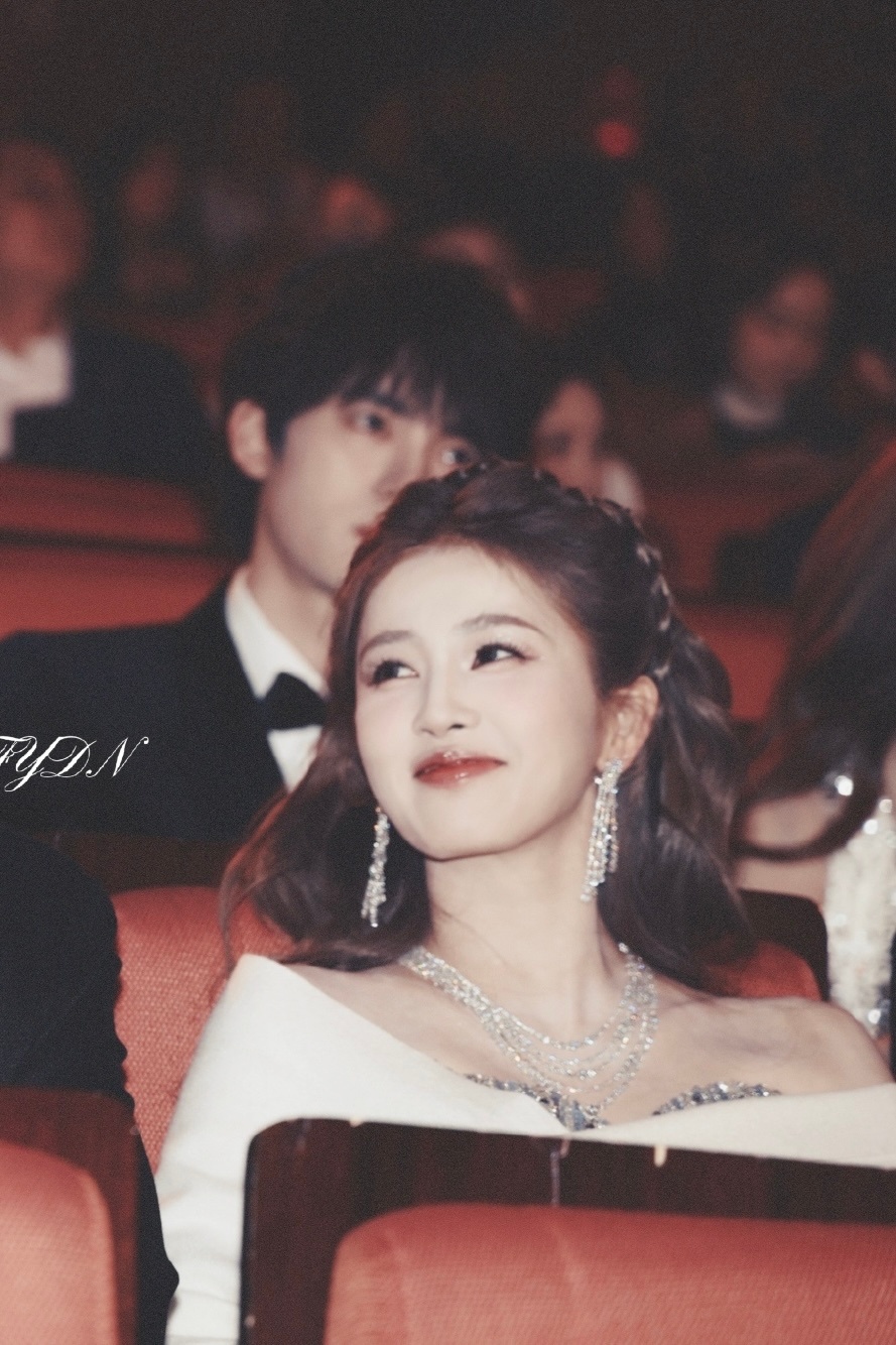 没注意什么座位，我满眼都是白鹿的美貌。微博视界大会座位 ​​​