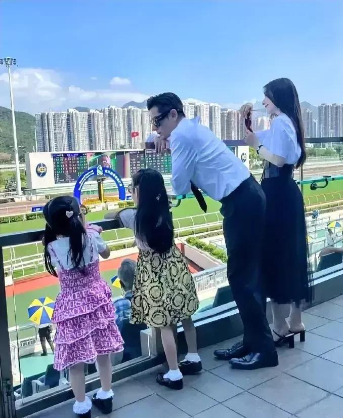 方媛可能真的只有155，郭富城不到170，也就比方媛高十公分。

方媛穿高跟鞋，