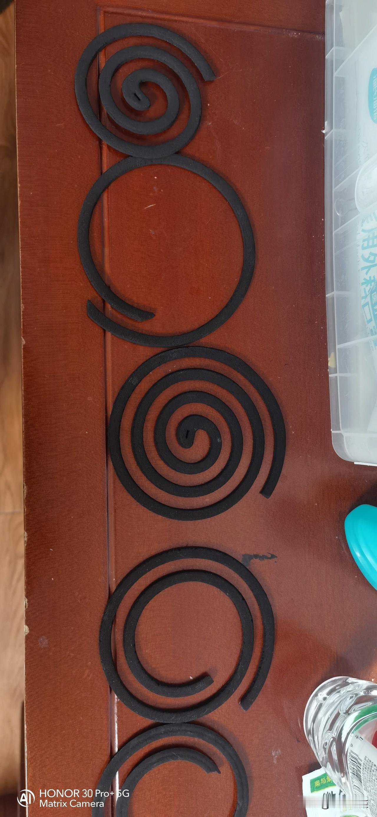 俩个犟种，几十年了还是不改变。
     一个蚊香，一个清凉油，存在了几十年，算