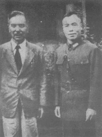 南洋华侨领袖陈嘉庚(左)至襄樊第五战区慰劳军队，与司令长官李宗仁合影