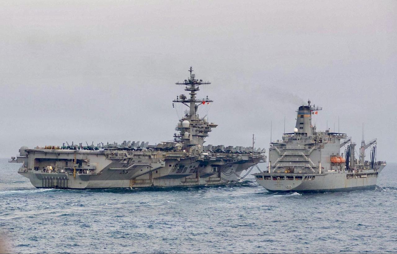 林肯号航舰进行补给