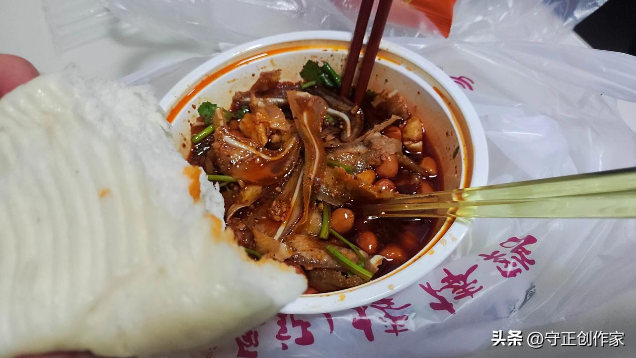 “馒头配凉菜”简简单单又是一餐

晚上下班发现家里没菜了，只能启动应急预案。跑去