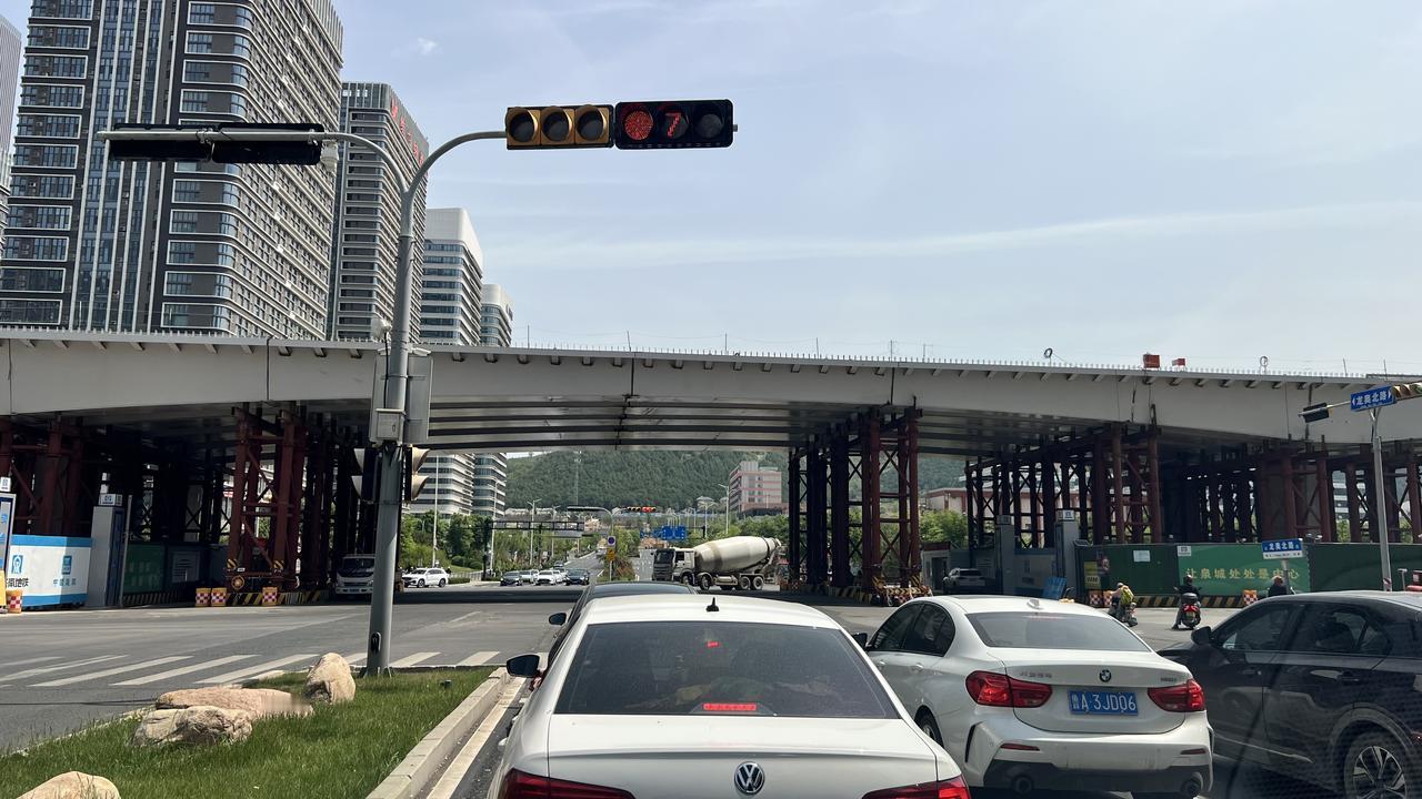 济南凤凰路高架在龙奥北路附近的路段，建设有明显进展。图片由楼友4月26日提供。