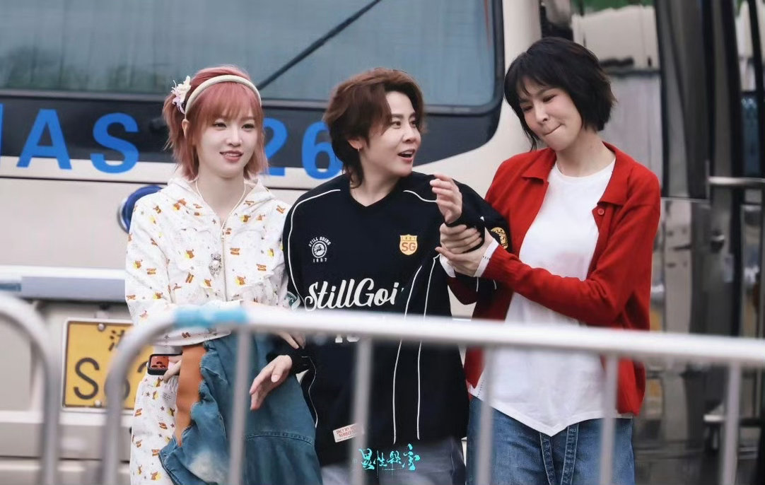 曾沛慈姐姐收割机 曾沛慈在浪姐真的是姐姐收割机。安慰哭泣的孙怡、勾黄灿灿的下巴、