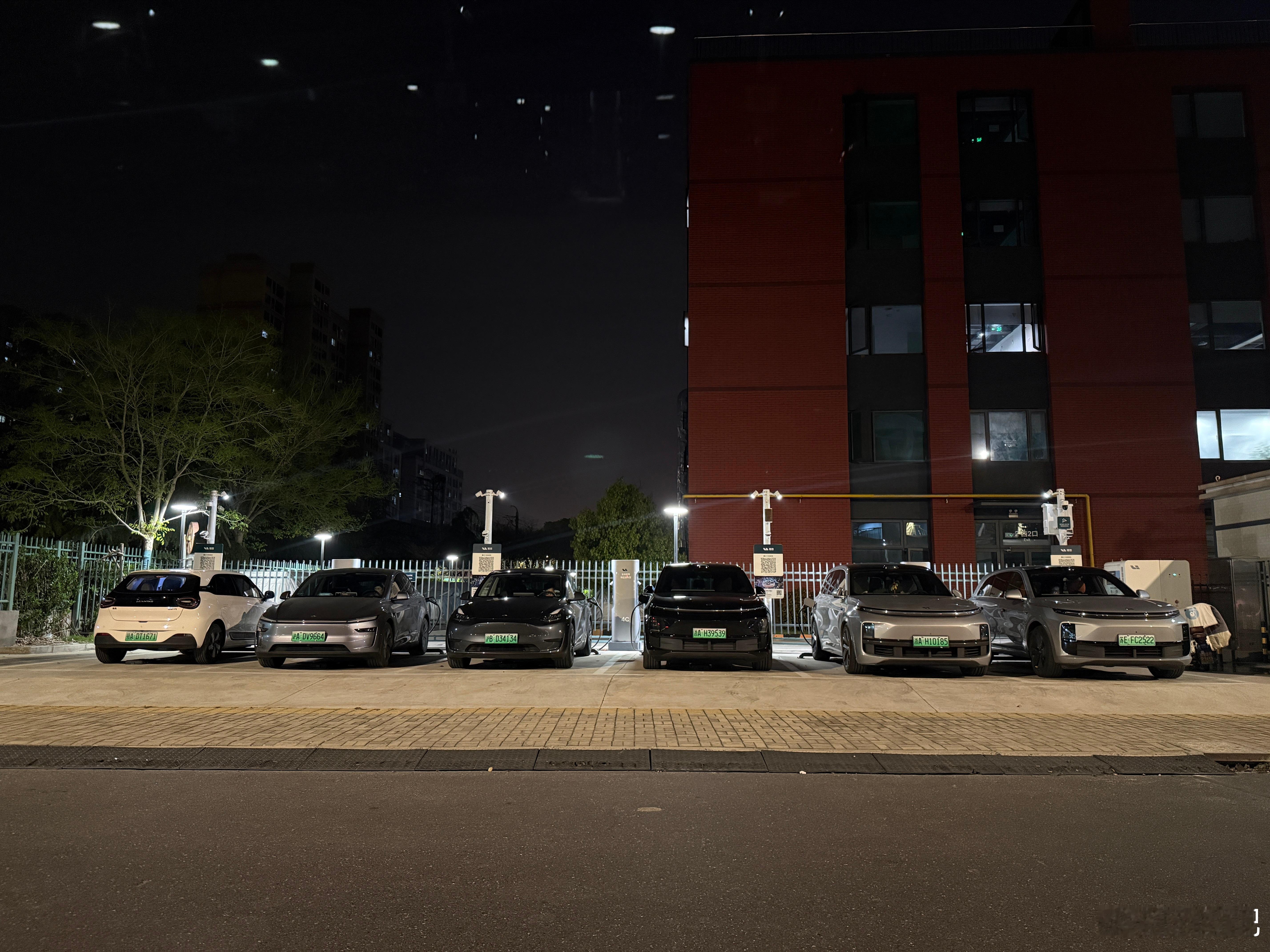 深夜依旧繁忙的理想5C超充站三台理想，两台特斯拉，一台东风旁边还有一台特斯拉、比