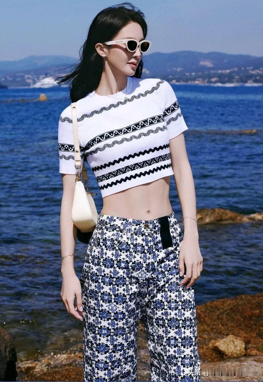 金晨这条纹穿搭太爱了