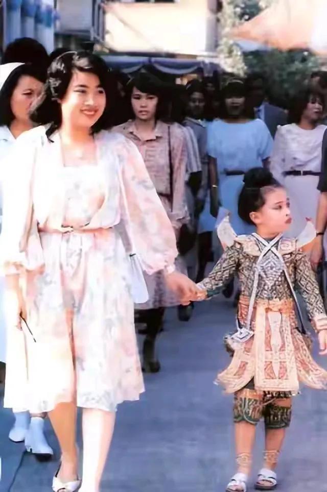 诗丽吉王后可喜欢长公主了，这可是她侄女的孩子，也是儿子的第一个孩子，她对长公主的