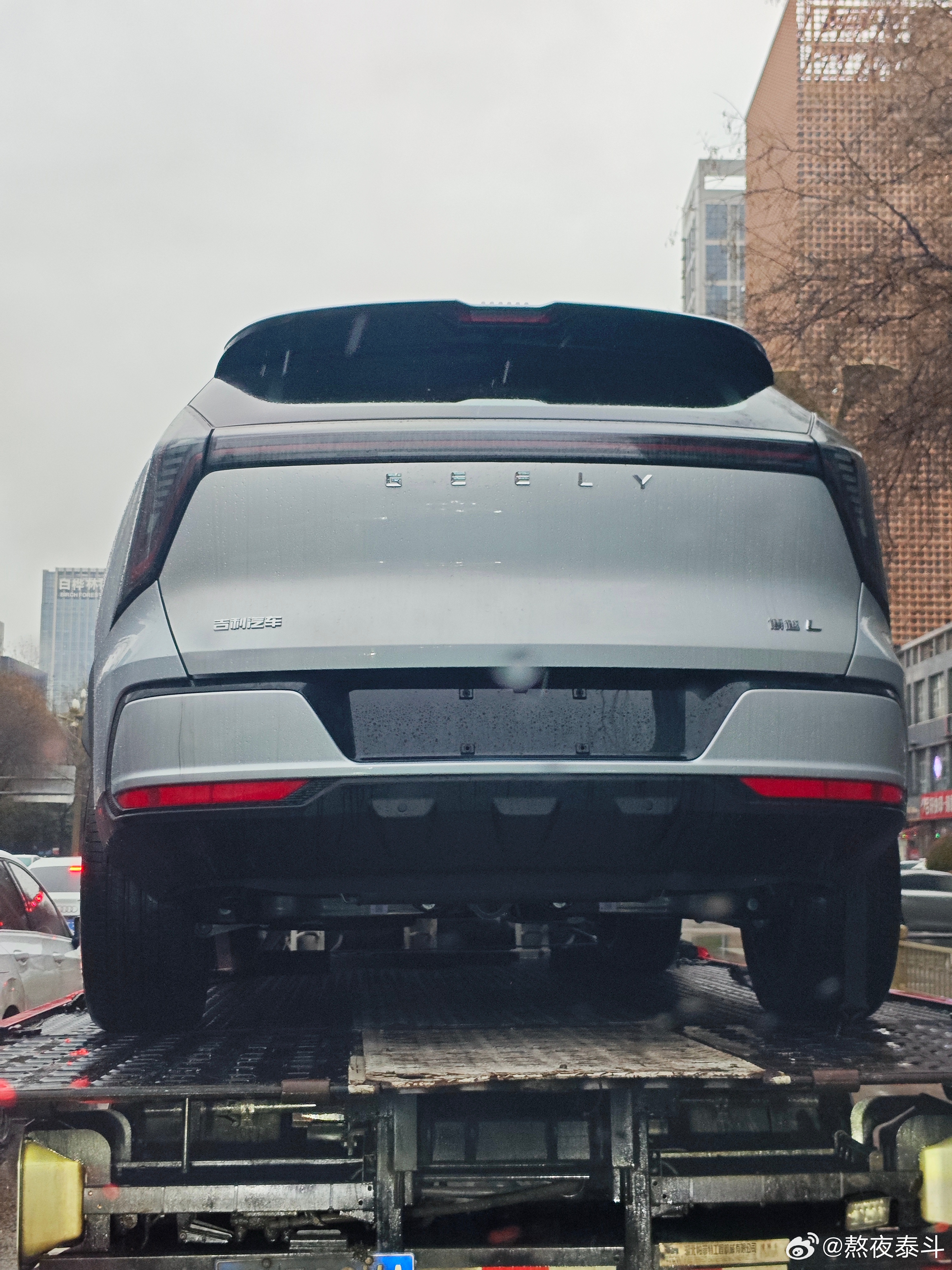 第四代吉利博越L，展车到货了，这个后保险杠很好辨别新旧款，改的很漂亮，感觉更圆润