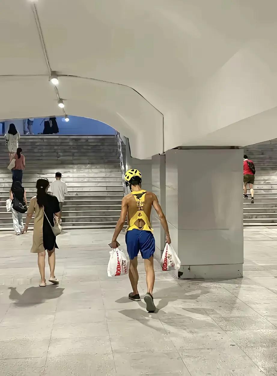 能把外卖这个职业，当成运动来操练，这位兄弟也是运动工作两不误呀。

佩服呀！